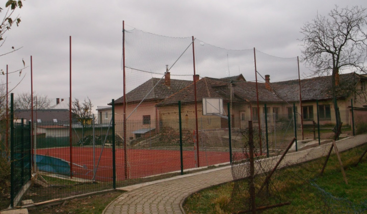 4. fotografia fotogalérie ZŠ - Výstavba nového oplotenia
