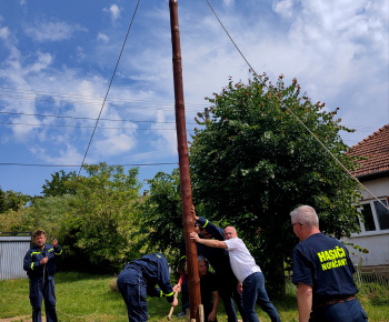 Stavanie mája v obci Nováčany 2024